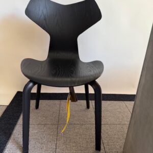 Fritz Hansen - Grand Prix stol FH4130 - Sort Eg