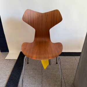 Fritz Hansen - Grand Prix FH3130 - Valnød m. Krom ben